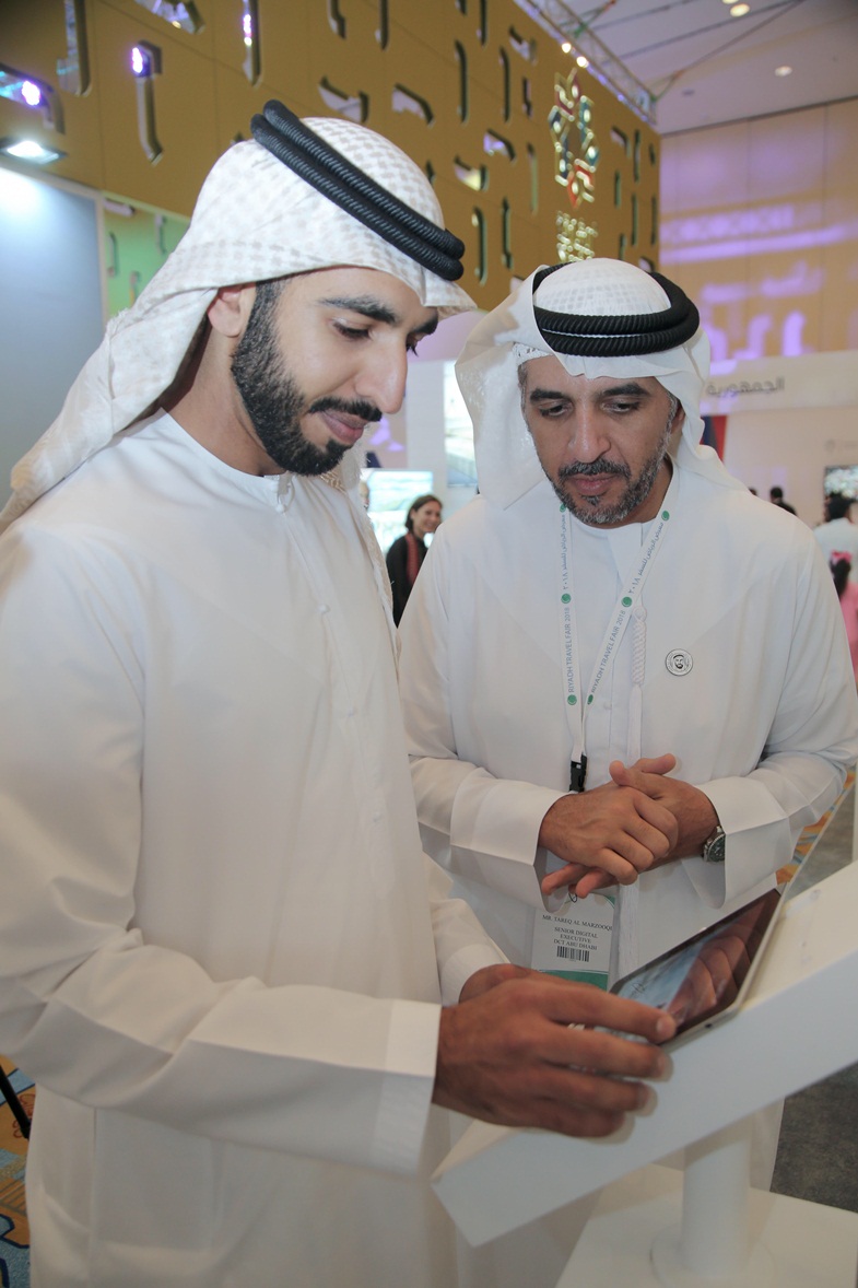 شخبوط بن نهيان بن مبارك آل نهيان يزور جناح أبوظبي في معرض الرياض للسفر 2018